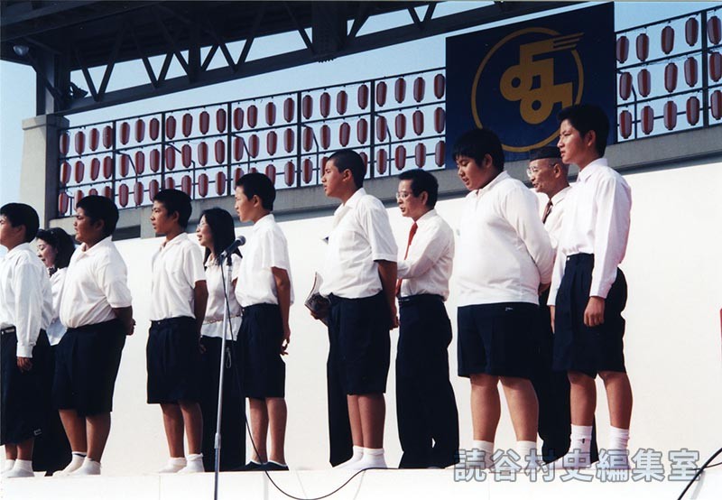 集団合唱　読谷小学校6年生