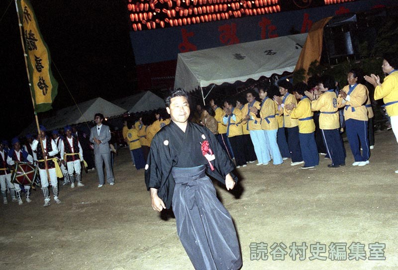 赤犬子入場　山内徳信村長（赤犬子琉球古典音楽大演奏会）