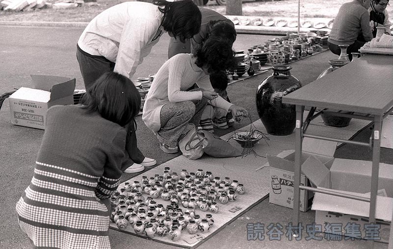 会場風景　やちむん（歴史民俗資料館）