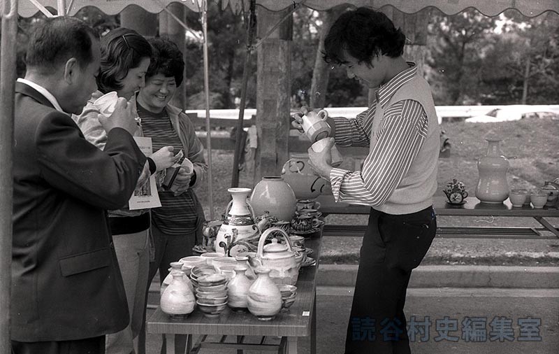 会場風景　やきもの展示即売（歴史民俗資料館）