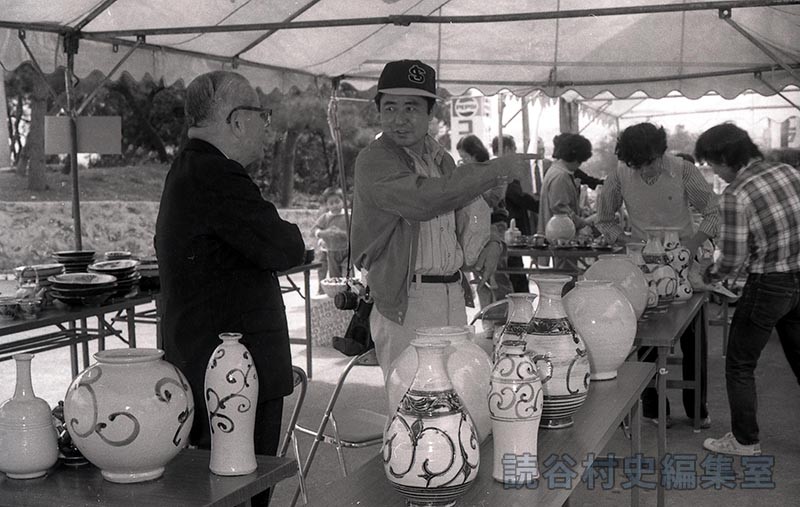 会場風景　やきもの展示即売（歴史民俗資料館）