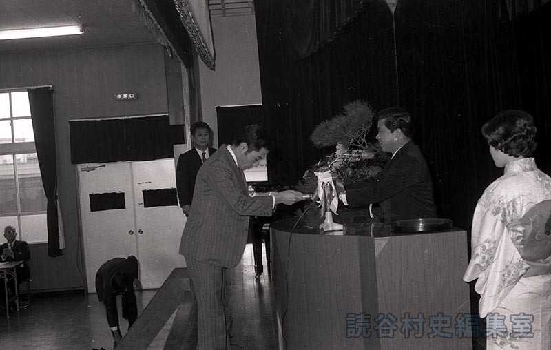 記念品授与　村章考案者