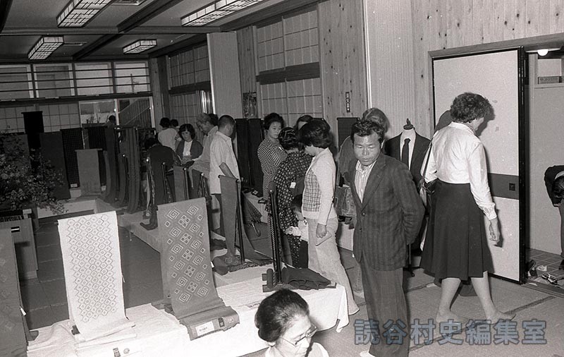 和室　読谷山花織展示即売会