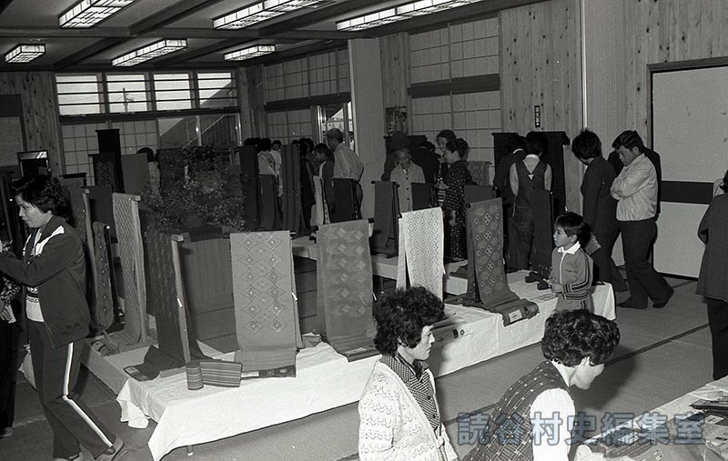 和室　読谷山花織展示即売会