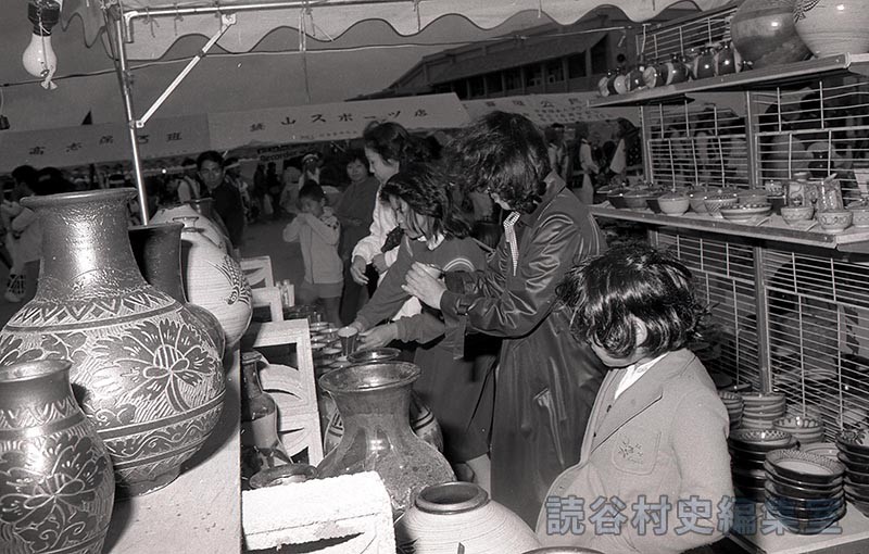 会場風景　やちむんバザー