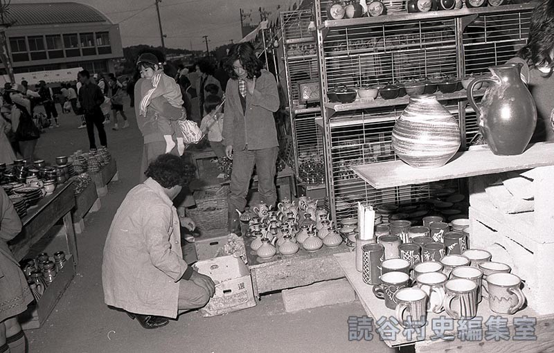 会場風景　やちむんバザー