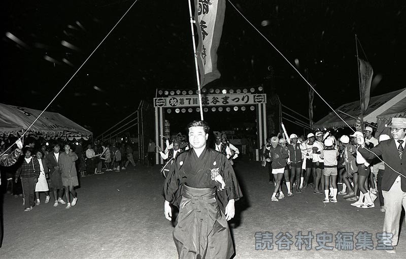 赤犬子入場　山内徳信村長（赤犬子琉球古典音楽大演奏会）