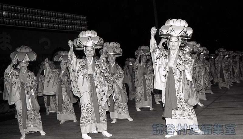 婦人会による群舞 踊りクワディーサー