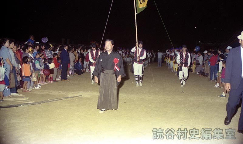 赤犬子入場　山内徳信村長（赤犬子琉球古典音楽大演奏会）