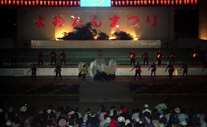 「宴」天空　喜名小学校PTA太鼓集団「白龍隊」（創作「進貢船」）