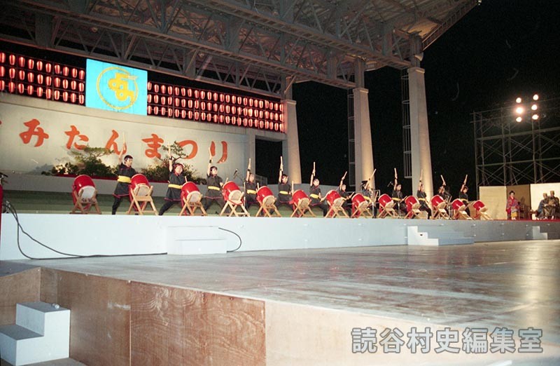 「宴」天空　喜名小学校PTA太鼓集団「白龍隊」（創作「進貢船」）