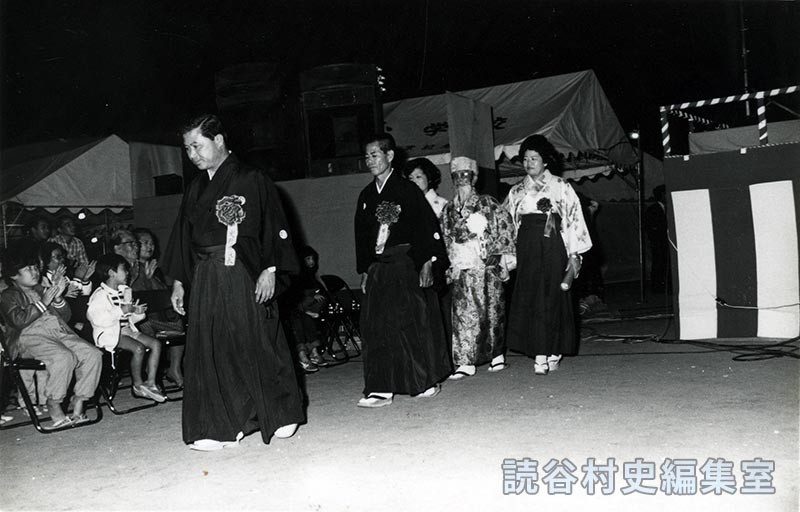 赤犬子入場　山内徳信村長（赤犬子琉球古典音楽大演奏会）