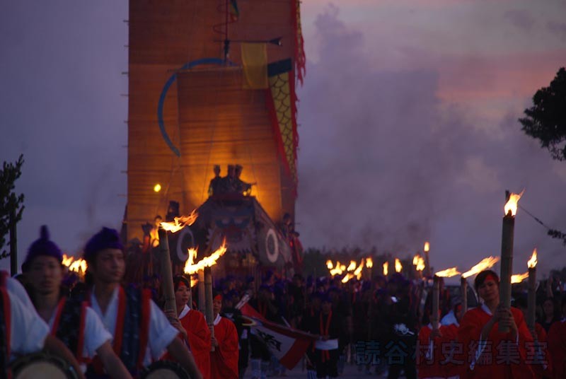 「航」たいまつ隊　読谷高校（創作「進貢船」）