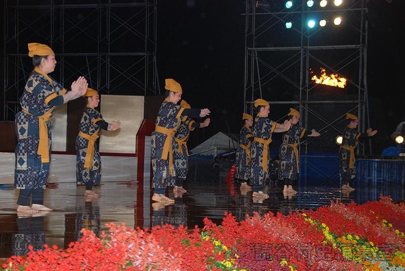 「宴」前之浜　嘉手苅林一・幸代琉舞研究所（創作「進貢船」）