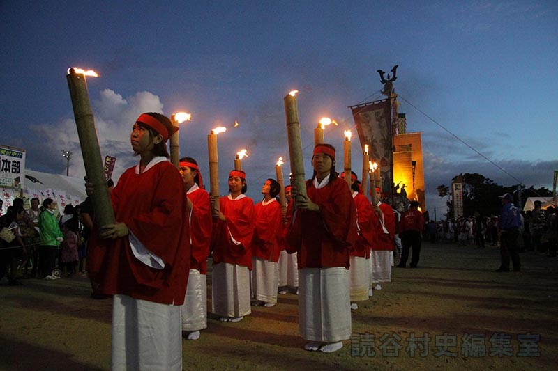 「航」たいまつ隊　読谷高校（創作「進貢船」）