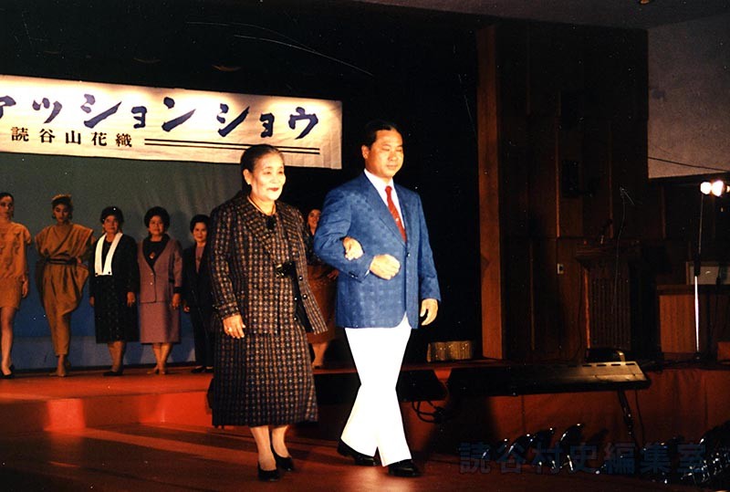 読谷山花織ファッションショー　山内徳信（福祉センター）