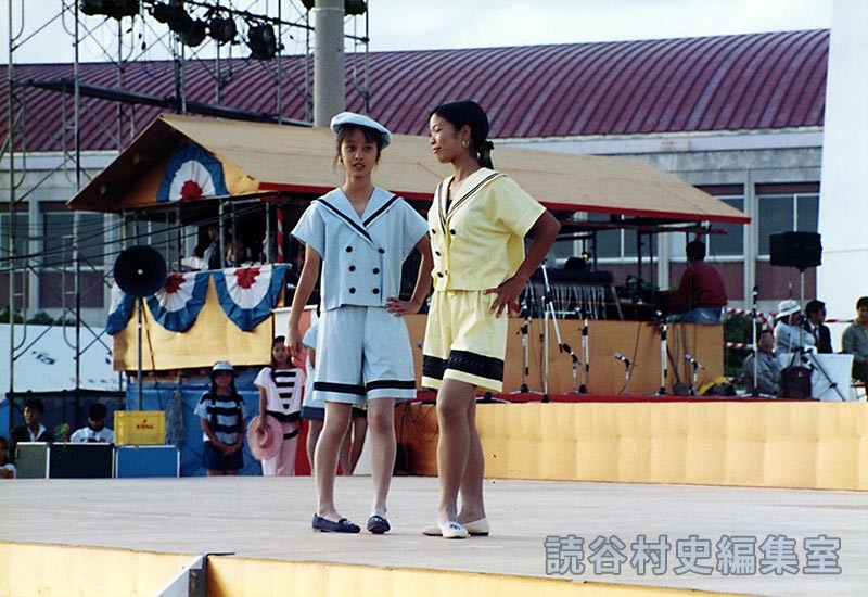 読谷山花織ファッションショー　読谷高校家庭クラブ