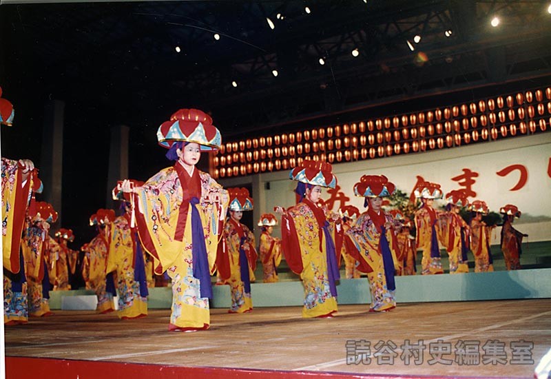 踊りクワディーサー　字婦人会（創作「進貢船」）