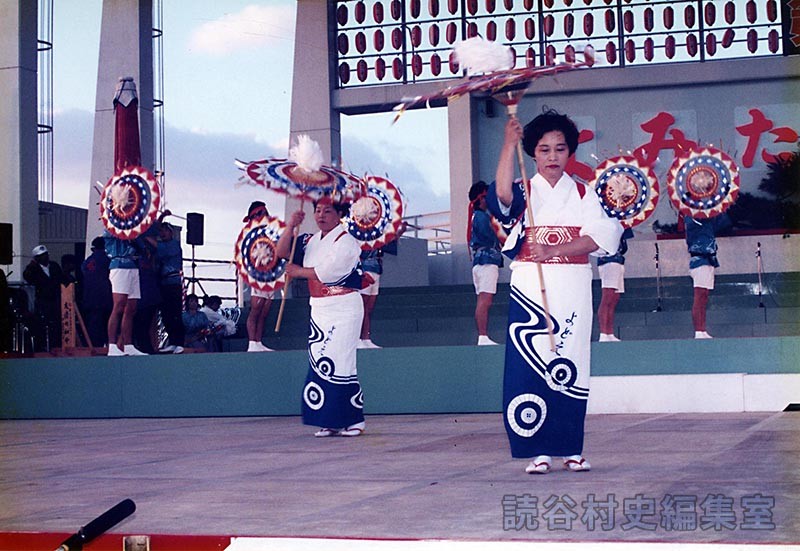 和傘の贈呈・傘踊り（鳥取県淀江町）