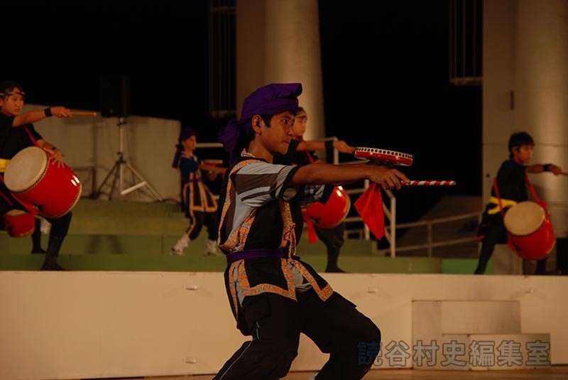 「宴」天空　喜名小学校PTA太鼓集団「白龍隊」（創作「進貢船」）