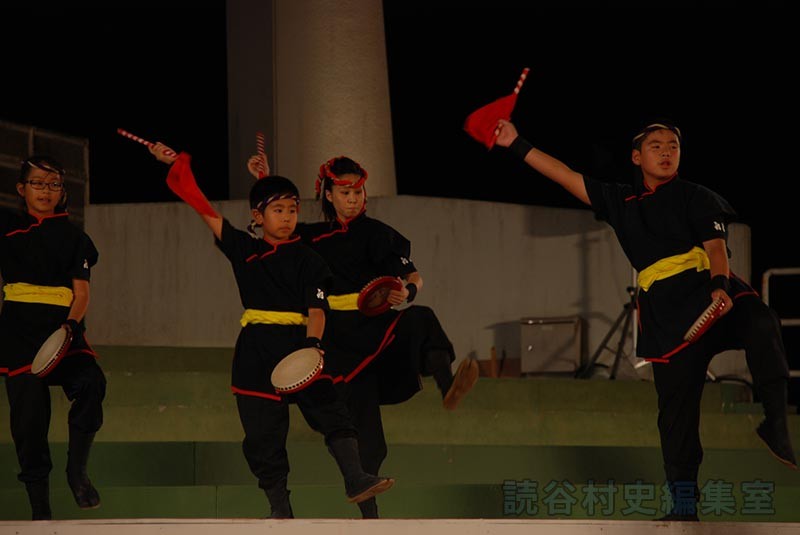 「宴」天空　喜名小学校PTA太鼓集団「白龍隊」（創作「進貢船」）