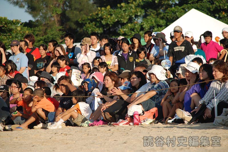 観客（村制100周年記念祝賀）