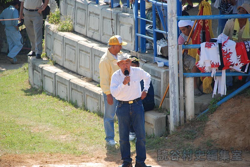 挨拶　安田慶造村長（読谷むら咲むら闘牛場）