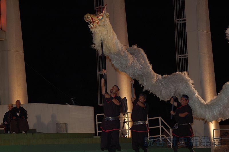 「宴」天空　喜名小学校PTA太鼓集団「白龍隊」（創作「進貢船」）