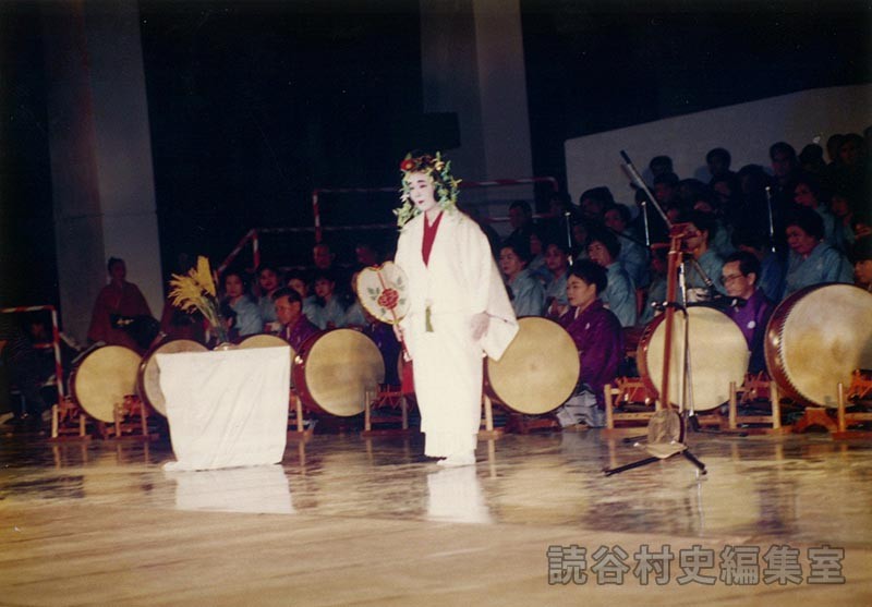 「オナリ神の舞」（赤犬子琉球古典音楽大演奏会）