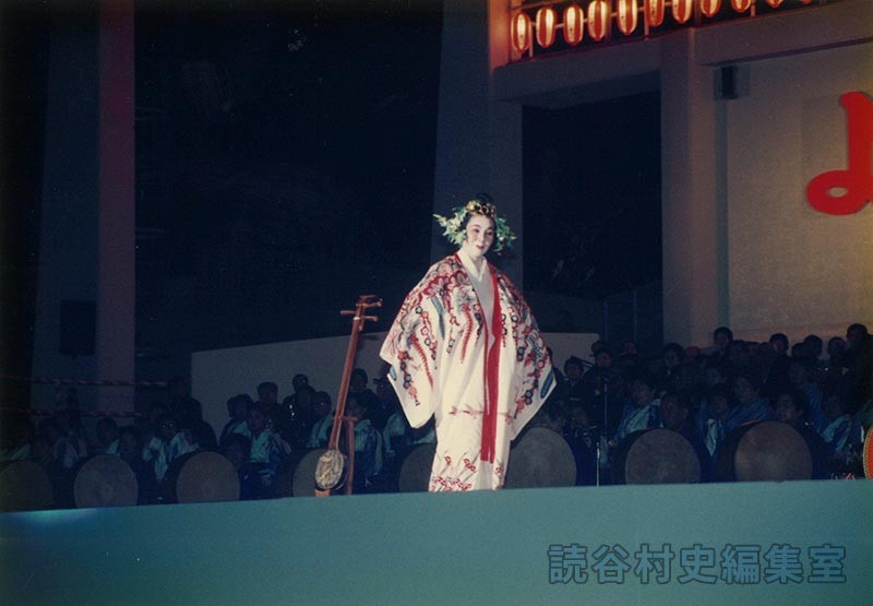 「オナリ神の舞」（赤犬子琉球古典音楽大演奏会）