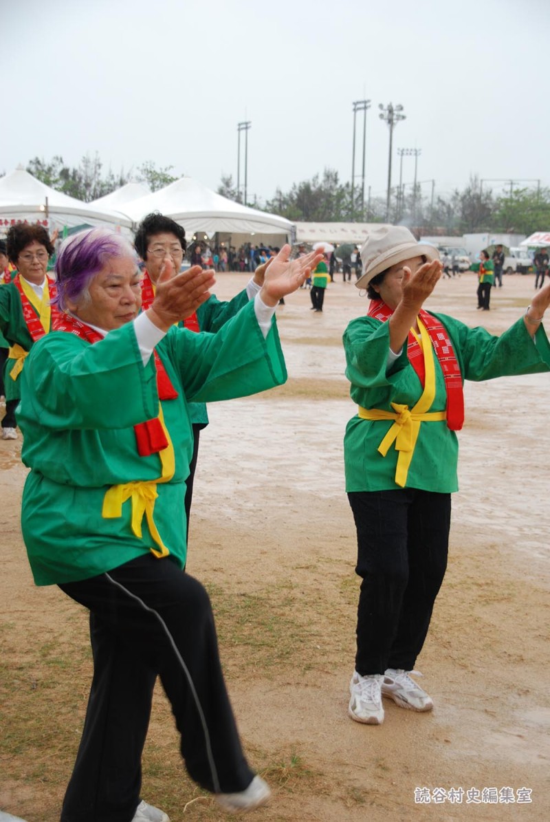 読谷村老人会連合による団体演技　ダンス