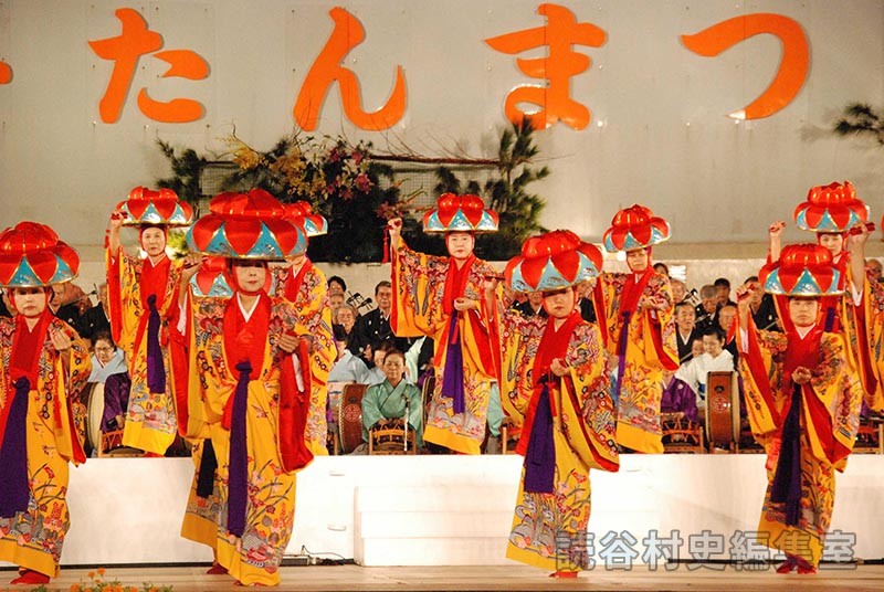 踊りクワディーサー　村・字婦人会（赤犬子琉球古典音楽大演奏会）