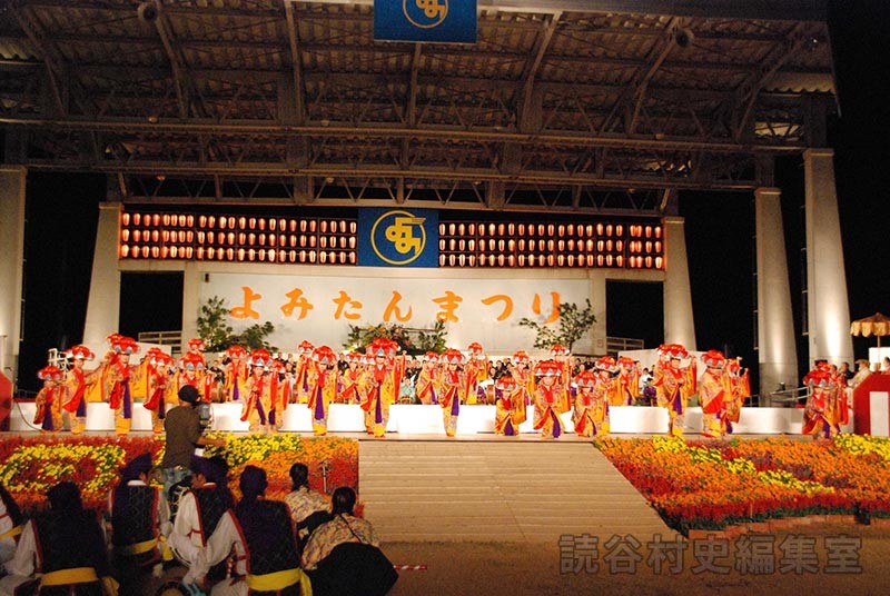 踊りクワディーサー　村・字婦人会（赤犬子琉球古典音楽大演奏会）